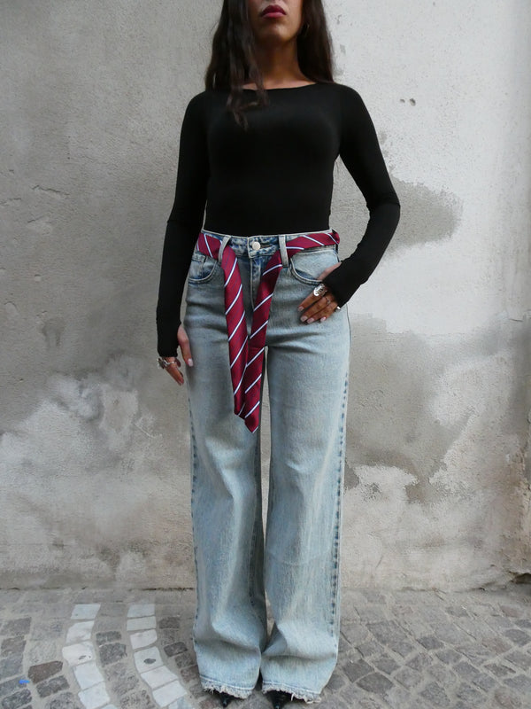 Denim chiaro con cravatta